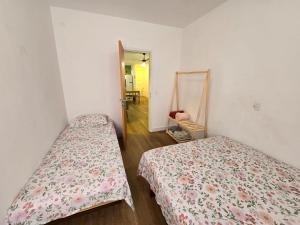 a room with two beds and a mirror at Recanto Camburi in Vitória