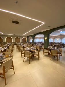 Um restaurante ou outro lugar para comer em Grand Carimã Resort & Convention Center