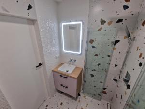 baño con lavabo y pared de roca en Kropla w morzu 1, en Darłowo 21 fotos más