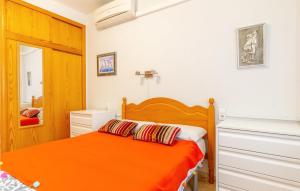 Posteľ alebo postele v izbe v ubytovaní 1 Bedroom Cozy Apartment In Torrevieja