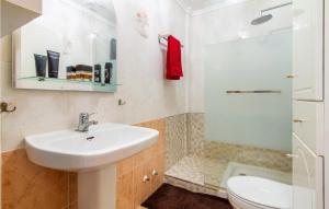 Kúpeľňa v ubytovaní 1 Bedroom Cozy Apartment In Torrevieja