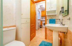 Kúpeľňa v ubytovaní 1 Bedroom Cozy Apartment In Torrevieja
