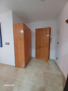 an empty room with a closet and a door at Alicante Centro AM in Alicante