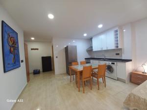 a kitchen and dining room with a table and chairs at Alicante Centro AM in Alicante