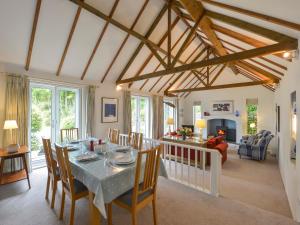 ein Esszimmer und ein Wohnzimmer mit Tisch und Stühlen in der Unterkunft Little Barn Cottage in Portloe