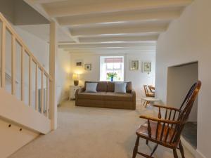 ein Wohnzimmer mit einer Couch und einem Sessel in der Unterkunft Little Barn Cottage in Portloe