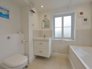 ein weißes Badezimmer mit Toilette und Waschbecken in der Unterkunft Little Barn Cottage in Portloe + 29 Fotos