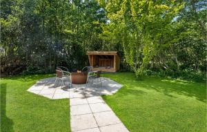 une cour avec une table et des chaises dans l'herbe dans l'établissement Three-Bedroom Holiday Home In Hemmet, à Hemmet 13 autres photos