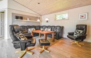 une salle d'attente avec des fauteuils en cuir et une table dans l'établissement Three-Bedroom Holiday Home In Hemmet, à Hemmet