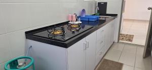 Kuchyň nebo kuchyňský kout v ubytování Tn'J Homestay Condominium Kinarut, Papar