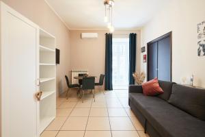 un soggiorno con un divano e un tavolo di Vicky's Luxury Guesthouse by NapoliApartments a Napoli