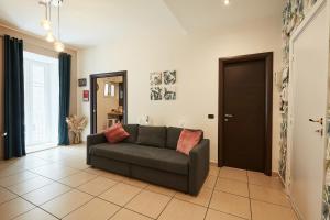 un soggiorno con divano al centro di Vicky's Luxury Guesthouse by NapoliApartments a Napoli