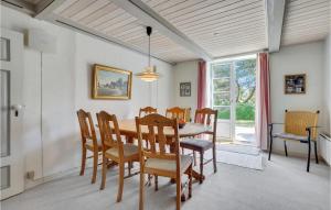 una sala da pranzo con tavolo e sedie di Pet Friendly Home In Rømø With Kitchen a Kongsmark