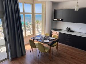Kuchyň nebo kuchyňský kout v ubytování Wave Beachfront Apartments + 37 fotografií