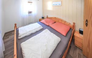 Postel nebo postele na pokoji v ubytování Gorgeous Home In Waldthurn With Wifi + 5 fotografií