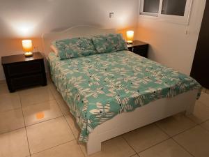 ein Schlafzimmer mit einem Bett mit einer grünen Bettdecke in der Unterkunft Villa Julia in Ayia Napa + 32 Fotos