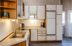 Η κουζίνα ή μικρή κουζίνα στο Beautiful Home In Otterndorf With Sauna