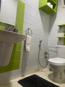 um banheiro com pia e vaso sanitário em Appartement Artisanale em Salé mais 21 fotografias