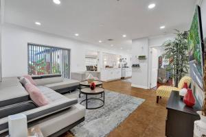 una sala de estar con un sofá y una mesa en Beautiful Tropical Vacation House close to Beach, en Hollywood