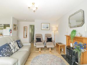 a living room with a couch and two chairs at 9 Manorcombe Bungalows in Callington