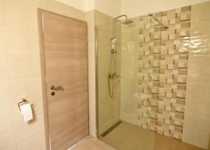 Koupelna v ubytování Gemütliches Appartement in Tar mit Garten, gemeinschaftlichem Pool und Grill
