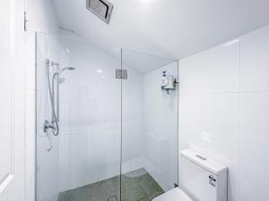 シドニーにあるUltimo Homestayのシャワーとトイレ付きの白いバスルーム +14枚の写真
