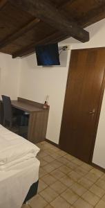 Televiisor ja/või meelelahutuskeskus majutusasutuses Albergo Al Gambero