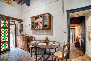 a dining room with a table and a kitchen at La Badia in Sant Arcangelo