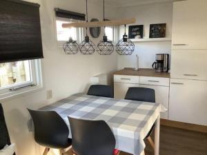 a kitchen with a table and chairs in a room at Hundefreundliches Chalet Meise in Wervershoof