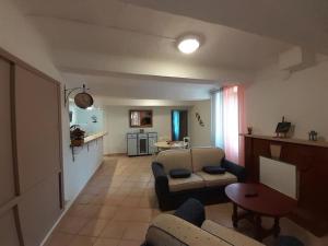Kuchyň nebo kuchyňský kout v ubytování F2 de caractère dans un hameau typique provençal + 20 fotografií