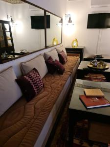 Televiisor ja/või meelelahutuskeskus majutusasutuses Riad Aubrac +203 fotot