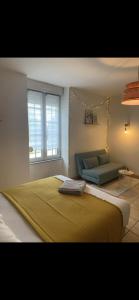 Studio chaleureux rez de chausséeにあるベッド