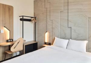 Postel nebo postele na pokoji v ubytování B&B HOTEL Orléans Saran