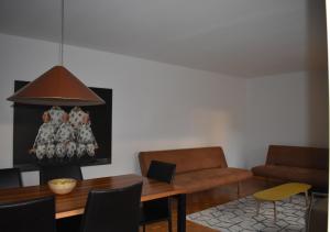 a living room with a table and a couch at Ruhiger Vorort Bern kostenloses Parken 6km Zentrum in Zollikofen