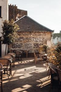 a patio with chairs and tables and a building at LA TOUR AUX CRABES près de la plage in Dieppe