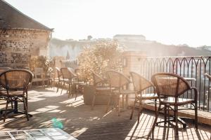 a row of chairs and tables on a balcony at LA TOUR AUX CRABES près de la plage in Dieppe