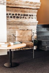 a chair and a table in front of a piano at LA TOUR AUX CRABES près de la plage in Dieppe