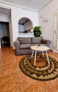 un salon avec un canapé et une table dans l'établissement Torrevieja Seaside Escape, à Torrevieja