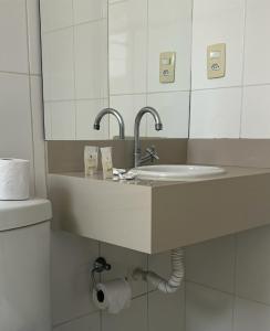 Um banheiro em Excellence Comfort Hotel