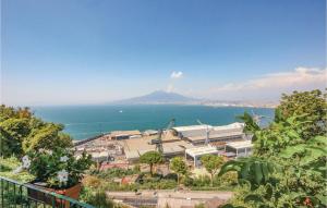 una vista del océano con una montaña en el fondo en Casa Maria Elena, en Castellammare di Stabia