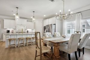 Η κουζίνα ή μικρή κουζίνα στο Luxury home walkable to the beach