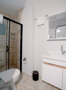 A bathroom at Moon & Sun otel
