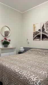 Un dormitorio con una cama y dos cuadros en la pared. en Lake Garda relax, en Peschiera del Garda