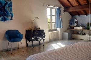 une chambre avec un lit, un bureau et une chaise dans l'établissement Vale's Gardens at Borgio Verezzi, à Borgio Verezzi