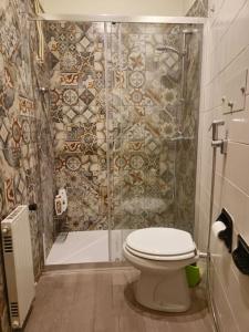 Un baño con ducha y un inodoro. en Lake Garda relax, en Peschiera del Garda