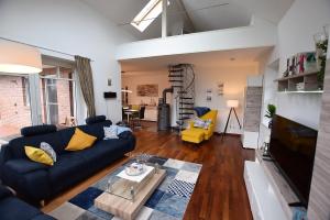 a living room with a couch and a table at Ferienhaus MEERzeit in Hohwacht
