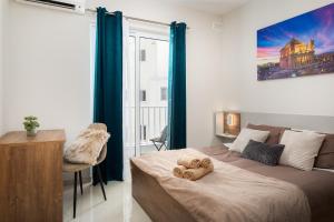 Ένα ή περισσότερα κρεβάτια σε δωμάτιο στο Edka Suites - Modern Sunlit 2BD Apartments with Balconies - Close to Sliema Promenade, St Julian's & St Georges Bay