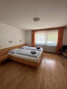 Letto o letti in una camera di Frühstückspension Monika, B&B in Kaprun including SUMMERCARD