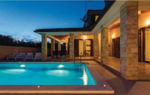 ein Swimmingpool im Hinterhof eines Hauses in der Unterkunft Charakteristisches Ferienhaus im Dorf Kavran, gelegen in einer landschaftlich schönen Umgebung in Kavran