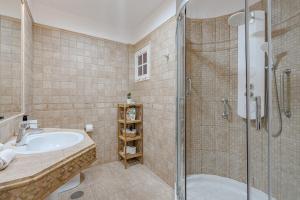 Un baño con lavabo y ducha en Balcon Smart Home Hi-End Services Media Streaming, en Adeje 26 fotos más